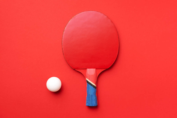 Table tennis rackets and white ball on green background with copy space. Top view. Flat lay. Sport concept - Foto, afbeelding