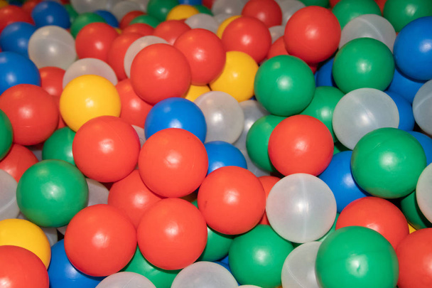 Bolas para una piscina seca. Fondo de muchas bolas de plástico de colores
.  - Foto, imagen