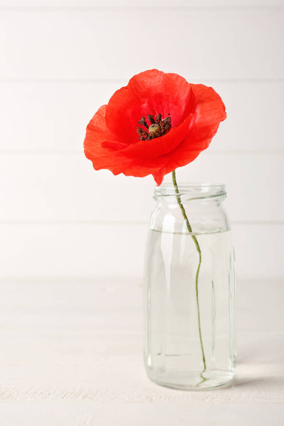 Vase mit schönen roten Mohnblumen auf weißem Holzhintergrund - Foto, Bild
