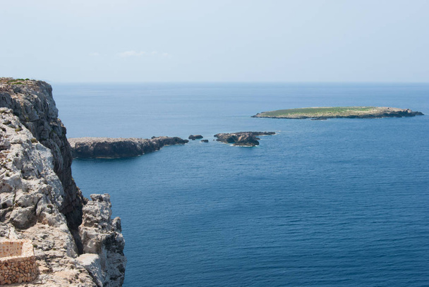 Klif aan de Middellandse Zee van het eiland Minorca - Foto, afbeelding