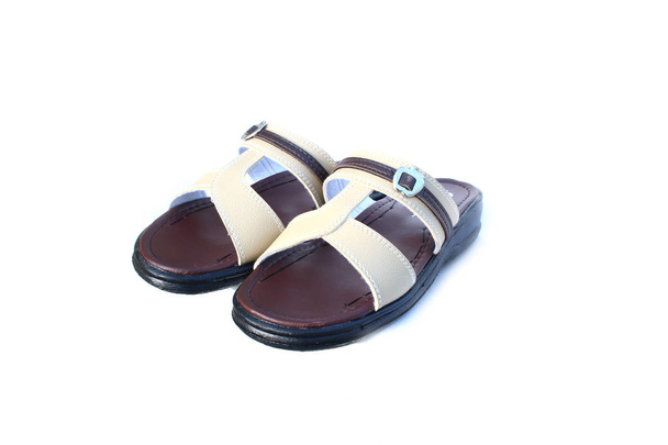 Кожаные сандалии на изолированных белых
 - Фото, изображение