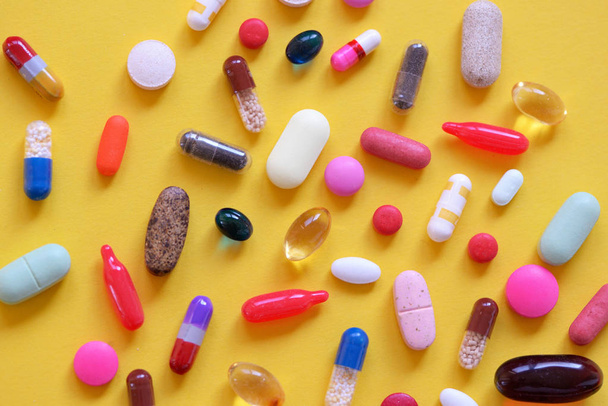 Muchas píldoras diferentes
 - Foto, imagen