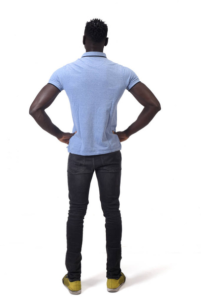 vista trasera de las manos del hombre africano en la cintura sobre fondo blanco
 - Foto, imagen