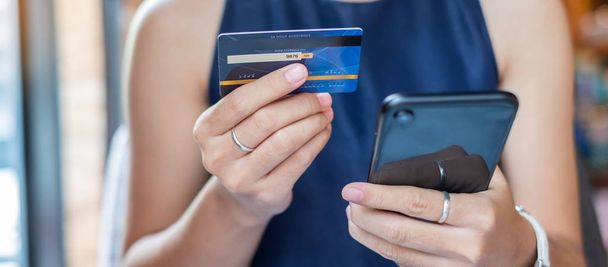 Młoda kobieta Biznes posiadający kartę kredytową i za pomocą touchs - Zdjęcie, obraz