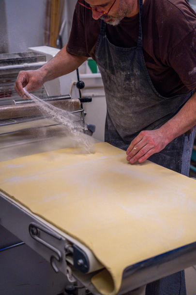 confiseur travaille la pâte feuilletée, artisan, gourmet
 - Photo, image