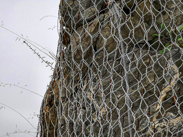 Metallic net a rock megakadályozzák, hogy csökken a Cinque Terre Olaszország - Fotó, kép