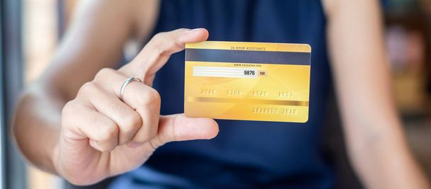 Joven mujer casual de negocios con tarjeta de crédito para tienda en línea
 - Foto, Imagen