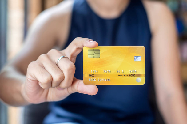 Jeune femme d'affaires occasionnelle tenant une carte de crédit pour la boutique en ligne
 - Photo, image