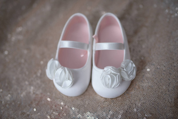 Beyaz şifon çiçekler ve elastik destek kayışı ile küçük kızlar veya bebek kız booties için zarif beyaz balerin ayakkabı, sevimli ayakkabı Vaftiz, düğün veya özel günler için ayrılmış - Fotoğraf, Görsel