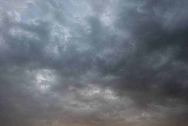 Pozadí s velmi zamračené a deštivé nebe - Fotografie, Obrázek