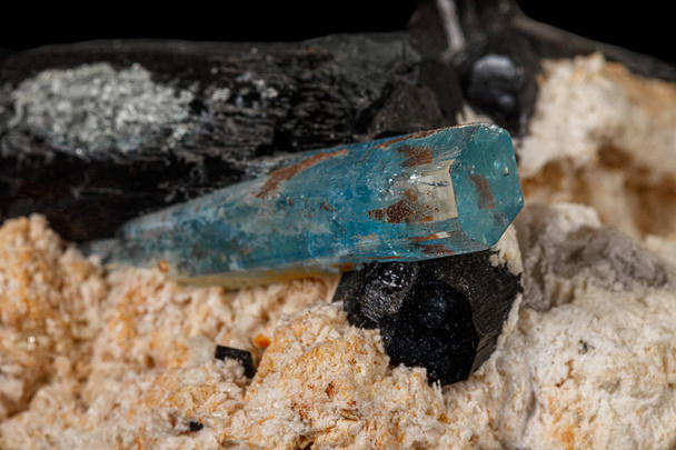 Macro steen minerale toermalijn Aquamarijn met een zwarte backgroun - Foto, afbeelding