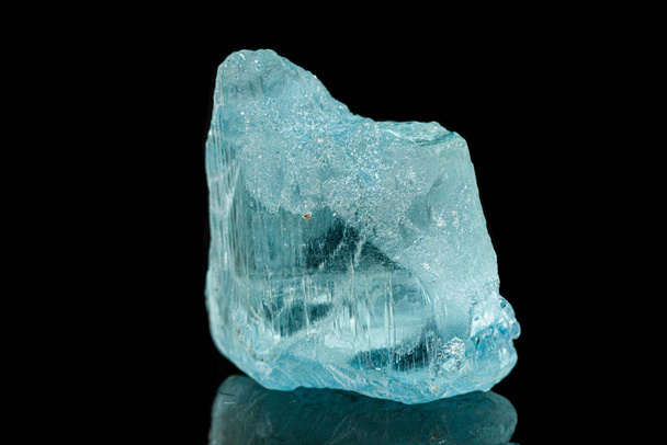 Makro turmaliini mineraali kivi mustalla pohjalla
  - Valokuva, kuva