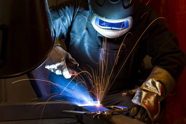 Průmyslové ocelové svářeč v továrně svářeč, řemeslník - Fotografie, Obrázek