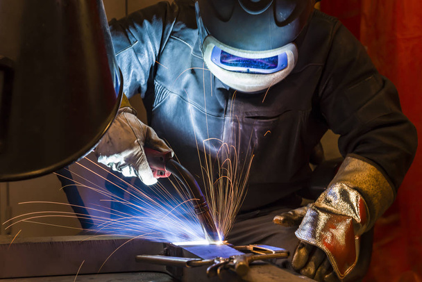 Průmyslové ocelové svářeč v továrně svářeč, řemeslník - Fotografie, Obrázek