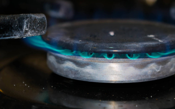 La estufa de quemador de llama azul gas es un residuo de combustión caliente negro para el diseño
 - Foto, Imagen