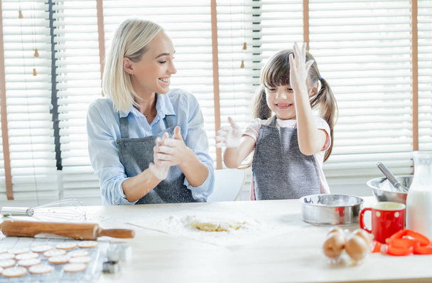 Портрет веселой матери и милой дочери подготовить тесто для
  - Фото, изображение