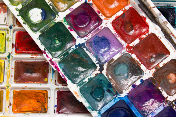 Closeup of messy, used water-color paint-box, water-color - Foto, afbeelding