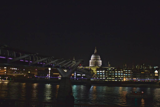 Thames ve Millennium Köprüsü ile Gece Saint Pauls Katedrali - Fotoğraf, Görsel