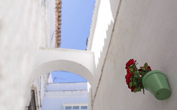 Pueblo blanco Arcos de la Frontera, Cádiz, Andalucía, España. Decoración de calle estrecha
 - Foto, Imagen