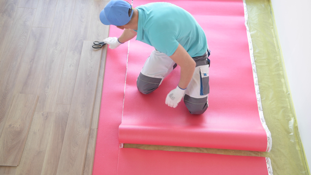 Telepítése új keményfa padlópanelek a Professional Installer. Home Interior átalakítás. Építkezési téma. - Felvétel, videó