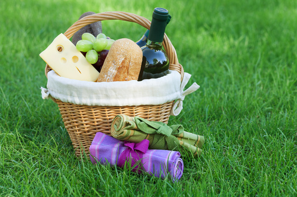 Panier de pique-nique en plein air avec vin sur pelouse
 - Photo, image