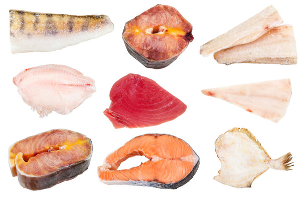 孤立した様々な生の冷凍魚からのコラージュ - 写真・画像