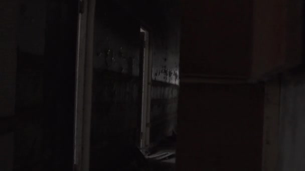 Mistyk stary budynek wewnątrz. Katastrofa jądrowa w Czarnobylu. - Materiał filmowy, wideo