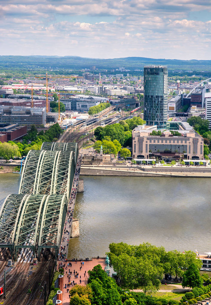 Ponte Hohenzollern e torre do Triângulo em Colônia
 - Foto, Imagem