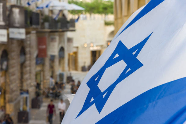 Eski şehir yakınında İsrail bayrağı. - Fotoğraf, Görsel