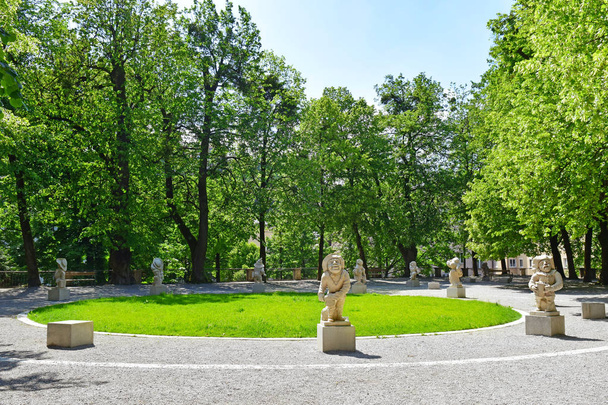 Карликовый сад в Мирабельгартене или сад Мирабель в Зальцбурге, Австрия
 - Фото, изображение