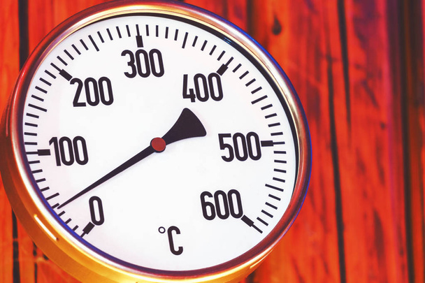 Backofenthermometer hautnah, Thermometer im Retro-Look - Foto, Bild