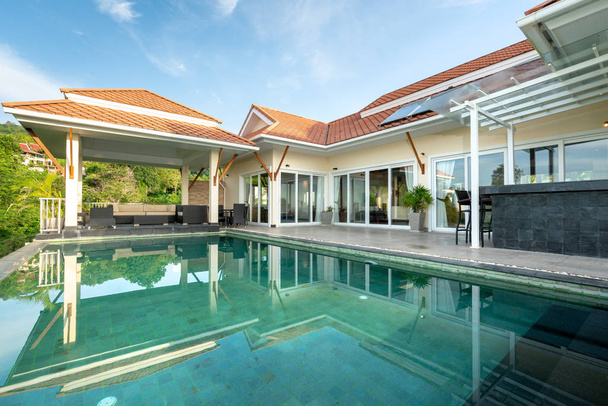 будинок або будинок Зовнішній дизайн, що показує віллу тропічного басейну
 - Фото, зображення