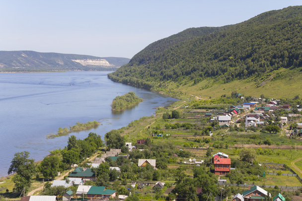 The settlement on the banks of the great river - Foto, afbeelding