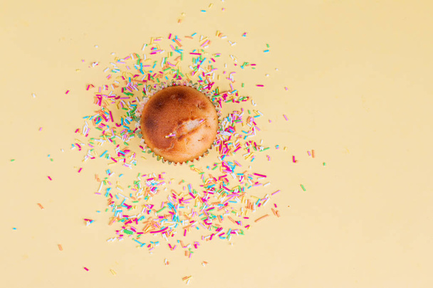 фон дня народження з різнокольоровими веселковими конфетті
  - Фото, зображення