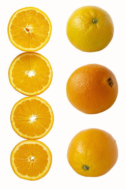 portakal yuvarlak dilimler ve bütün meyve beyaz arka plan üzerinde izole halinde kesilmiş. Tropikal meyve - Fotoğraf, Görsel