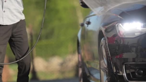 mycie samochodu. wysoka woda ciśnienie samochód mycie w myjni samochodowych - Materiał filmowy, wideo