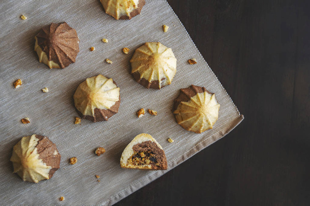 Zoete koekjes met walnoten en pruimen op een katoenen servet. Top View. - Foto, afbeelding