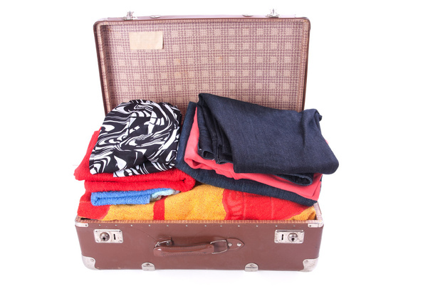 Винтажный кожаный чемодан перегружен
 - Фото, изображение