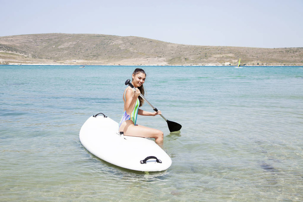 Surferova žena surfování v oceánu - Fotografie, Obrázek