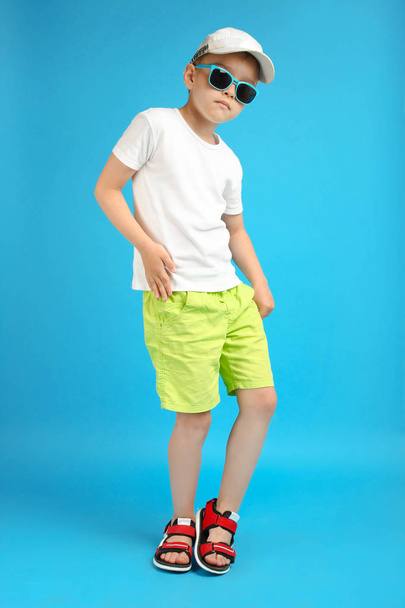 Menino em roupas de verão e óculos de sol
  - Foto, Imagem