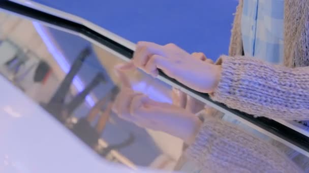 Etkileşimli kiosk çokluortam dokunmatik ekranı kullanan kadın - Video, Çekim