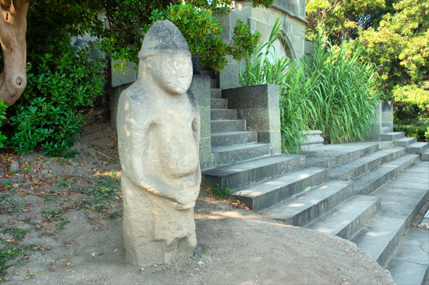 Ancienne sculpture païenne dans le parc
 - Photo, image