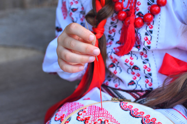 Lány hímzés Rushnik. kezében lány nő női ukrán hagyományos ing varrás hímzett mintát hímzett keretben. - Fotó, kép