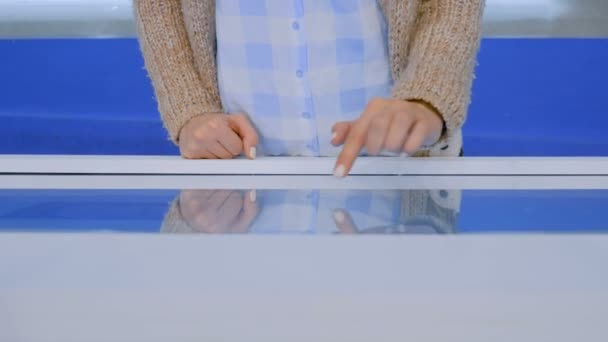 Γυναίκα που χρησιμοποιεί διαδραστική οθόνη αφής στην έκθεση τεχνολογίας - Πλάνα, βίντεο