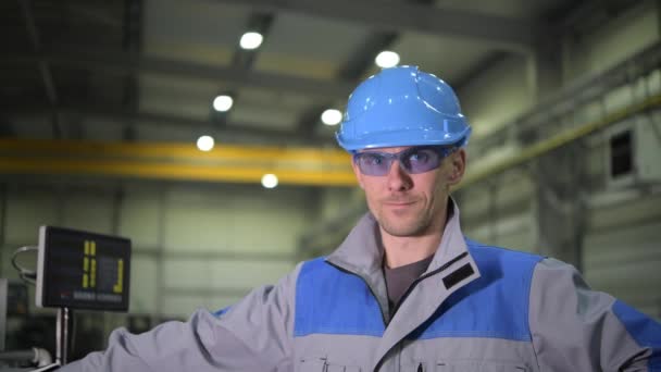 Kavkazský pracovník nosí bezpečnostní brýle a modrý tvrdý klobouk. Kavkazský inženýr. - Záběry, video