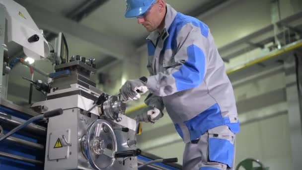 Μέταλλο βιομηχανία φιλμ με καυκάσιο μέταλλο τόρνος χειριστή σε δράση - Πλάνα, βίντεο