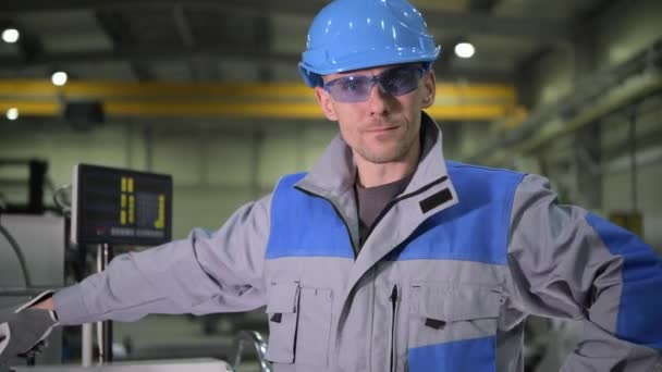 Caucasiano Metal Indústria Trabalhador Retrato 4K Vídeo
. - Filmagem, Vídeo