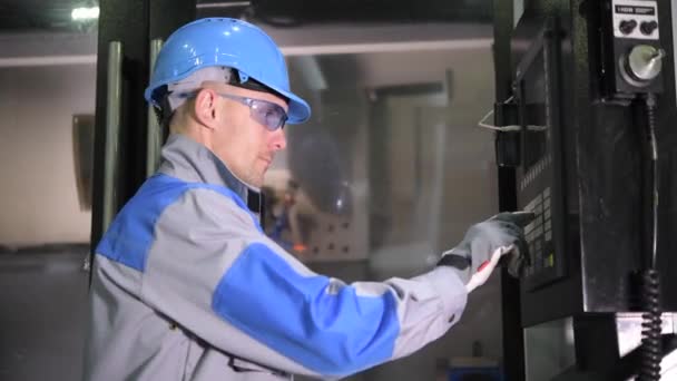 Operatore CNC che pianifica la lavorazione dei metalli sul sistema di monitoraggio della macchina
 - Filmati, video