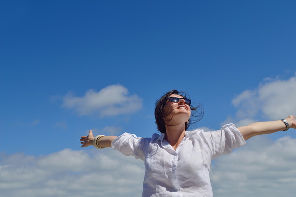 mujer joven con brazos extendidos al cielo
 - Foto, imagen