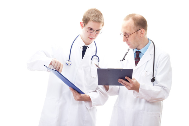 Team männlicher Ärzte beim Vergleich ihrer Dokumente - Foto, Bild